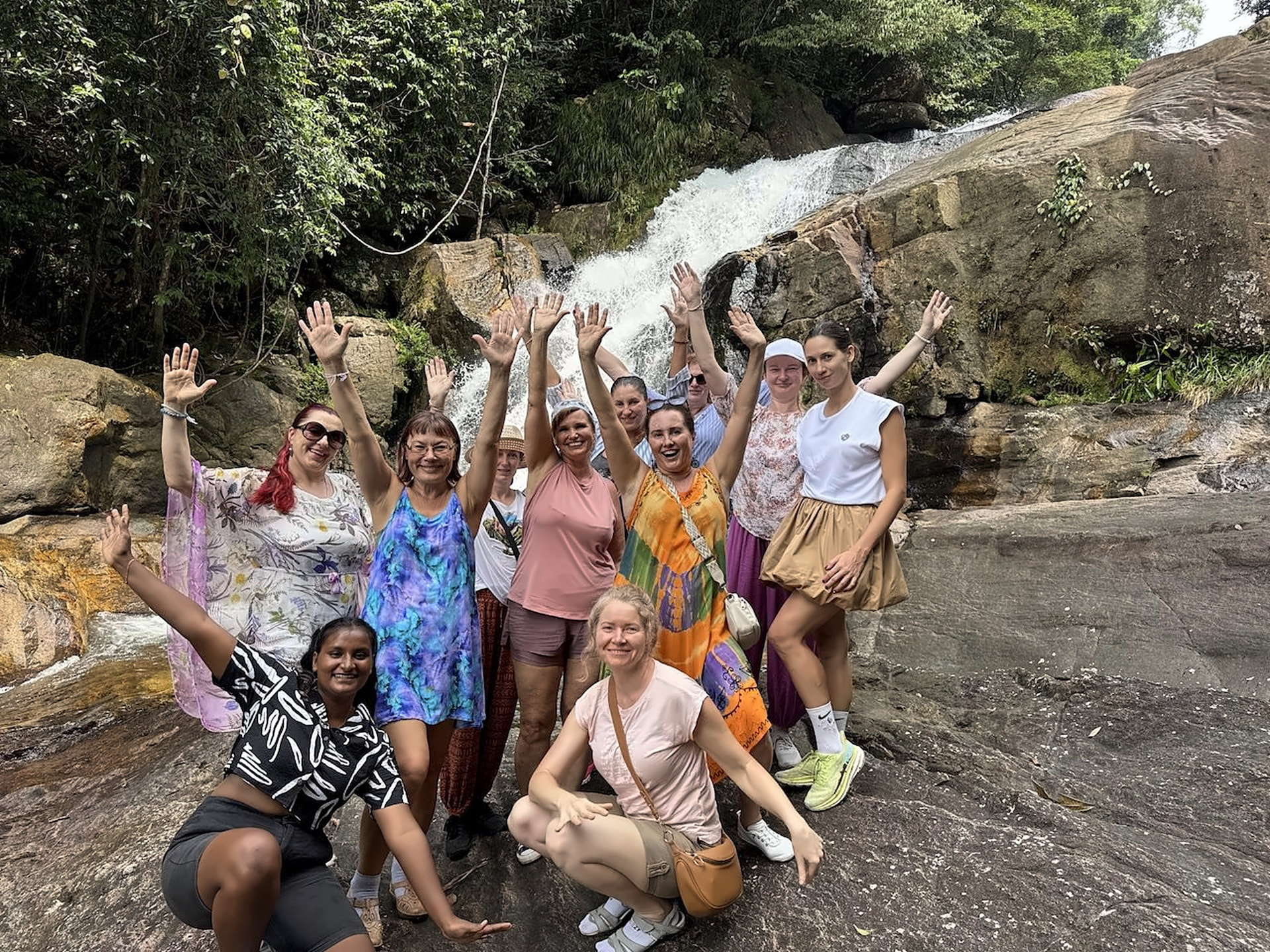Sri Lanka väereisi grupp joa juures